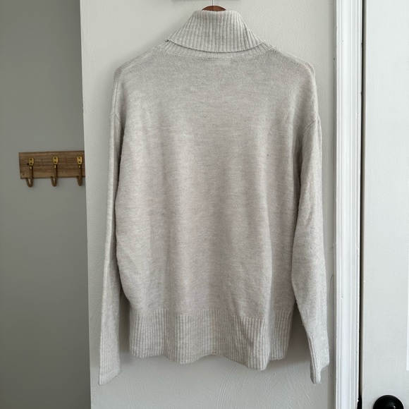 H&M turtleneck oversized fit sweater sz: Med - Picture 5 of 5